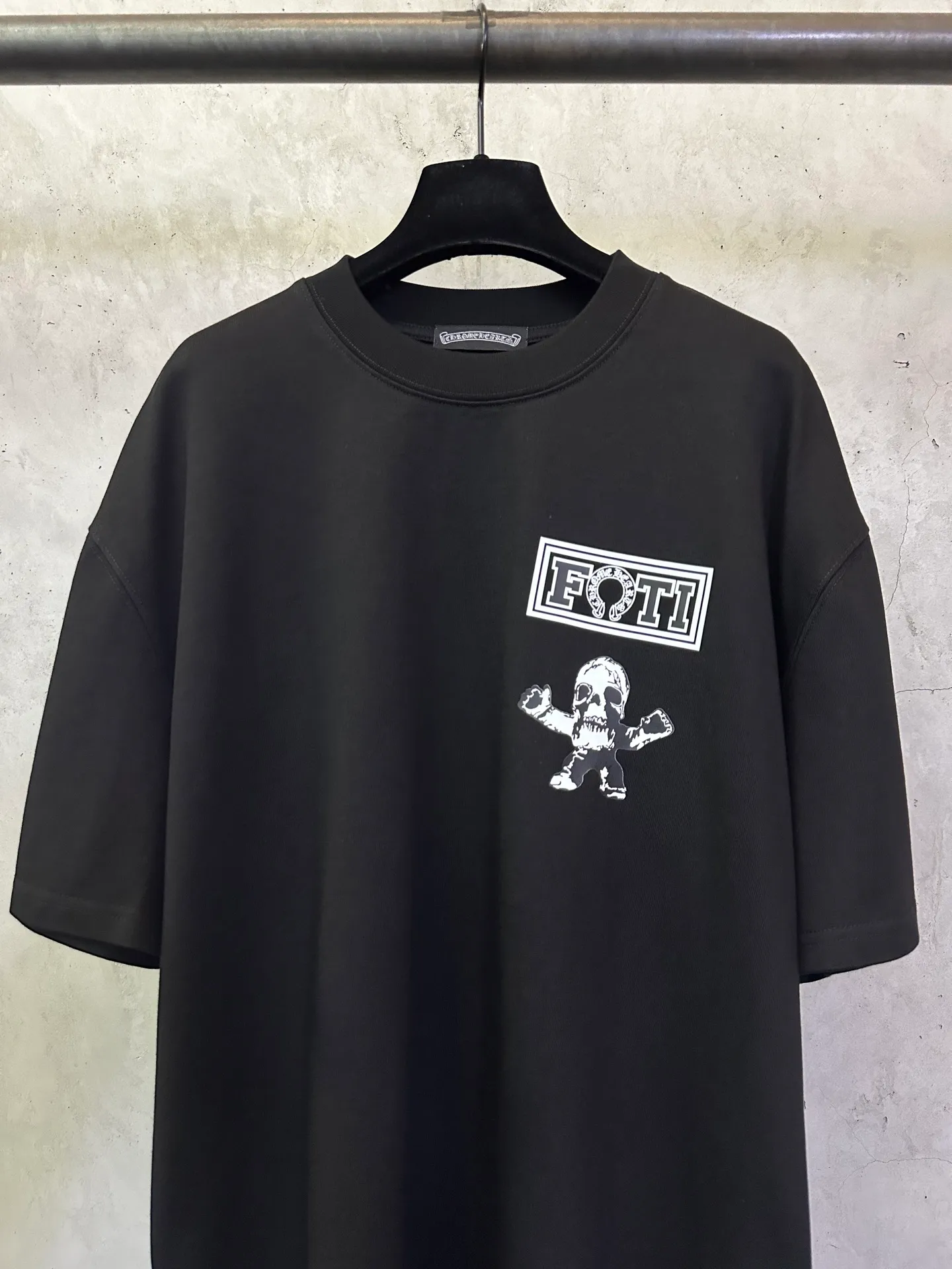 P260 Chrome Hearts 25ss foti system black color nine-square grid round neck short-sleeved T-shirt. Fabric is high-definition and super heavy. Cotton double yarn compact Xinjiang cotton. Weight 400g. Paired with 2*2 Salona rib. 420g. Clean cloth. Clear texture. Tight feel. Stiff. High color fastness. No deformation. No discoloration. Customized hardware. Thread. Accessories. Matching. Same style for men and women. -Color: Black White -Size: XS S M L XL